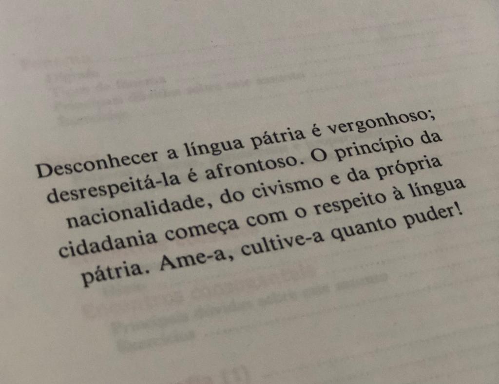 Foto da epígrafe onde se lê: “Desconhecer a língua pátria é vergonhoso; desrespeitá-la é afrontoso. O princípio da nacionalidade, docivismo e da própria cidadania começa com o respeito à língua pátria. Ame-a, cultive-a quanto puder!”